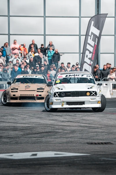 Zwei Fahrzeuge beim Driften auf der Tuning World Bodensee 2026