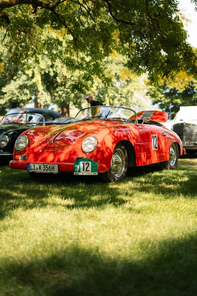 Roter Porsche 356 Speedster auf der Lindau-Klassik Rallye im Freien.