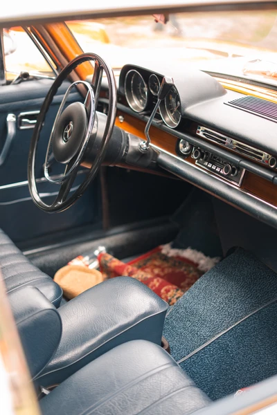 Interieur eines klassischen Autos mit Leder-Sitzen und Holzverkleidung