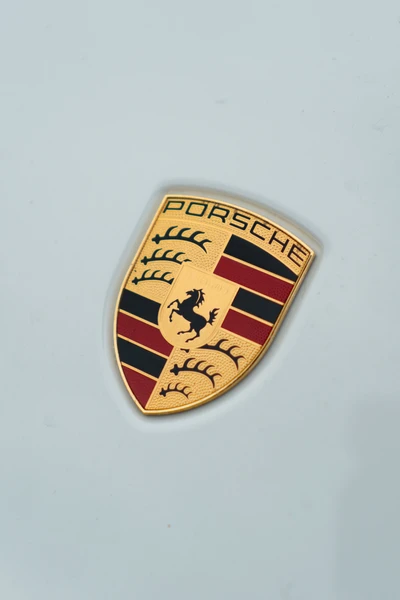 Porsche-Wappen auf einem wei&szlig;en Hintergrund bei der Spa&szlig;rallye Bodensee 2026