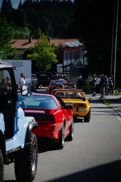 Bunte Fahrzeuge auf dem American-Dream-V8 Treffen in Lindenberg