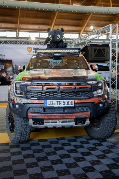 Ford Raptor mit buntem Design und Pl&uuml;schfigur auf dem Dach, Adventure Southside 2025