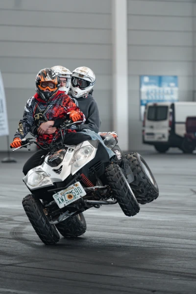 Drei Personen fahren auf einem Quad bei der Motorradwelt 2026 in Friedrichshafen