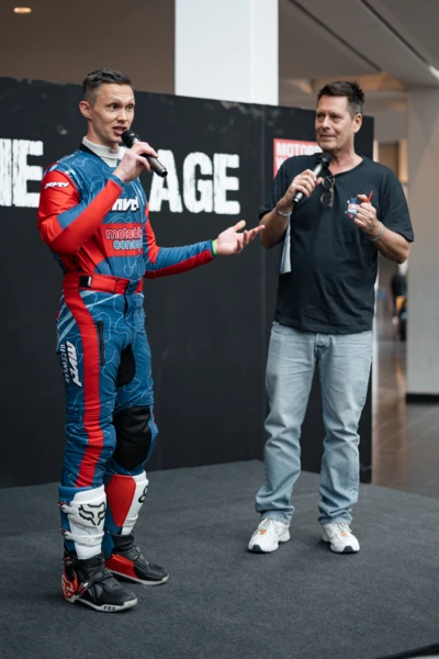 Ehemaliger Supermoto Weltmeister Bernd Hiemer spricht auf der Motorradwelt 2026 Messe in Friedrichshafen.