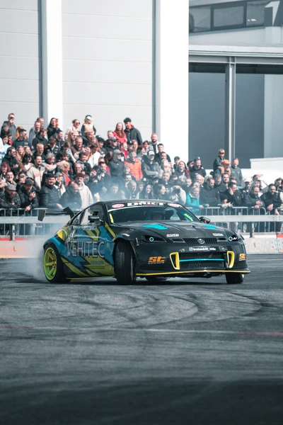 Sportwagen mit auff&auml;lliger Folierung driftet auf der Tuning World Bodensee 2026