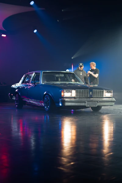Zwei Personen stehen neben einem Oldtimer auf der Tuning World Bodensee 2026
