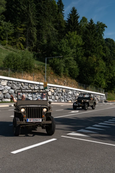 Zwei Oldtimer fahren auf einer Stra&szlig;e in Langen 2025