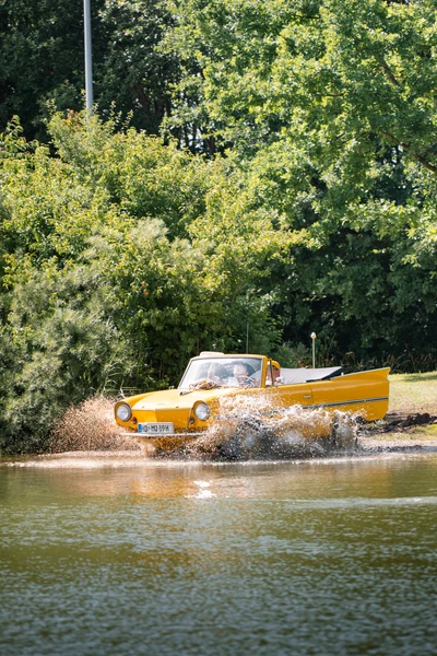 Gelbes Amphibienfahrzeug f&auml;hrt ins Wasser bei der KLASSIKWELT BODENSEE 2026