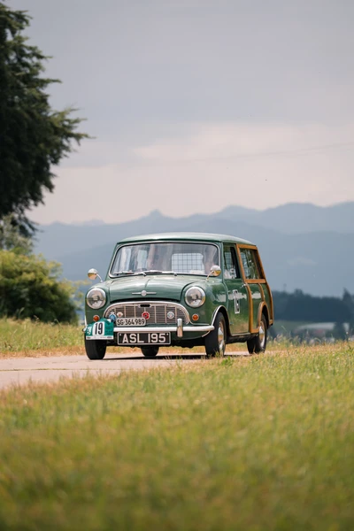 Mini Cooper auf der Lindau-Klassik Rallye auf einer Landstra&szlig;e