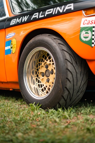 Detailaufnahme des BMW Alpina mit goldenen Felgen auf der Lindau-Klassik Rallye
