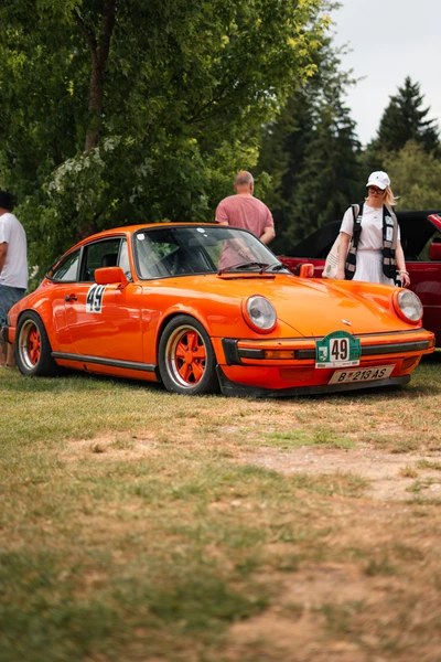 Porsche 911 in Orange auf der Lindau-Klassik Rallye