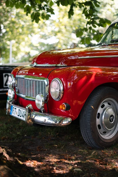 Roter Oldtimer mit Chromelementen auf der Lindau-Klassik Rallye