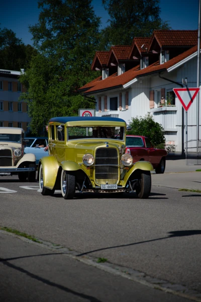 Oldtimer-Auto in Gelb f&auml;hrt auf einer Stra&szlig;e beim American-Dream-V8 Treffen