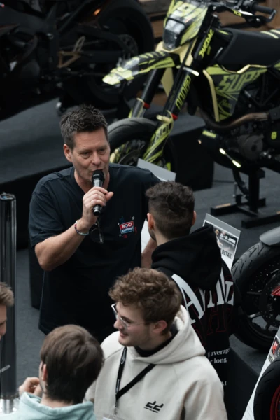 Mann spricht zu einer Gruppe von Personen auf der Motorradwelt 2026 in Friedrichshafen