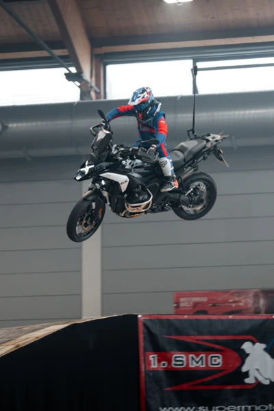 Motorradfahrer springt mit BMW &uuml;ber eine Rampe auf der Motorradwelt 2026