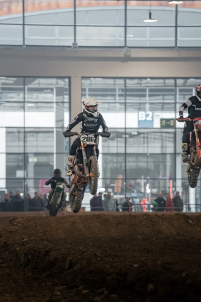 Motorradfahrer in der Luft auf der Motorradwelt 2026 in Friedrichshafen
