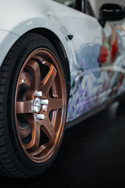 Detailaufnahme einer modifizierten Felge eines Fahrzeugs auf der Tuning World Bodensee 2026