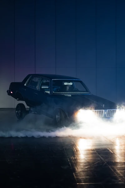 Schwarz lackiertes Auto f&uuml;hrt eine Aktion mit rauchenden Reifen auf der Tuning World Bodensee 2026 vor.