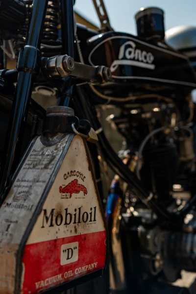 Detailaufnahme eines Oldtimermotorrads mit Mobil&ouml;lkanister und Logo