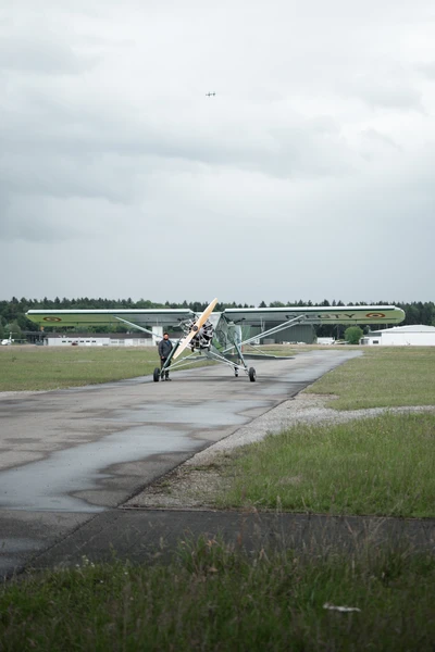 Flugzeug auf Rollbahn bei der KLASSIKWELT BODENSEE 2026 in Friedrichshafen