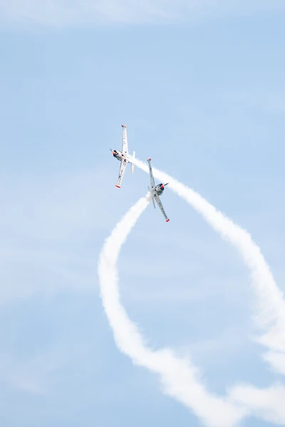 Zwei Flugzeuge f&uuml;hren Kunstflugman&ouml;ver &uuml;ber dem Bodensee durch.