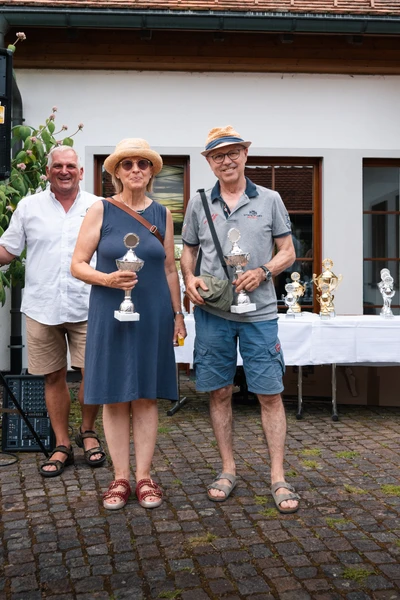 Zwei Personen mit Pokalen beim Abschluss der Lindau-Klassik Rallye