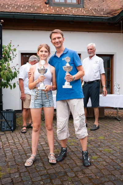 Zwei Personen mit Pokalen bei der Lindau-Klassik Rallye