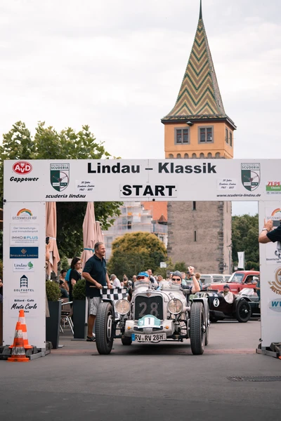 Start eines klassischen Fahrzeugs bei der Lindau-Klassik Rallye