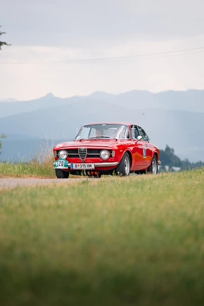 Roter Alfa Romeo bei der Lindau-Klassik Rallye auf einer Landstra&szlig;e