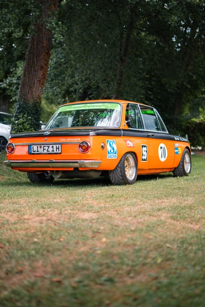 Oranges Auto mit der Nummer 70 auf der Lindau-Klassik Rallye