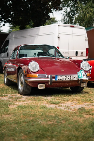 Roter Porsche 911 steht auf der Lindau-Klassik Rallye