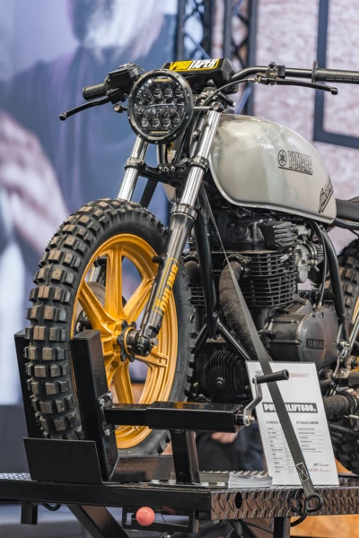 Motorrad der Marke Yamaha mit gelben Felgen auf der Motorradwelt 2026