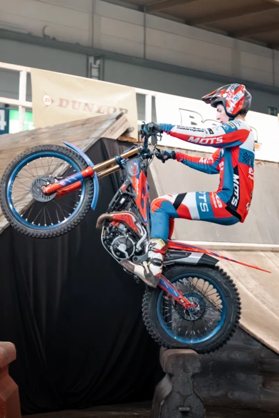 Motorradfahrer balanciert auf einem Hindernis auf der Motorradwelt 2026 in Friedrichshafen