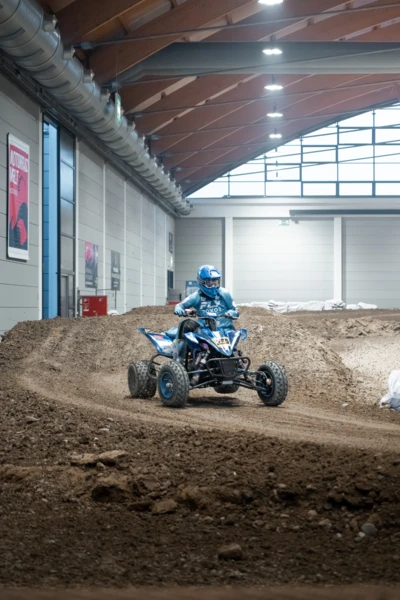 Quadfahrer auf einer Dirtbike-Strecke in der Motorradwelt 2026 Messe