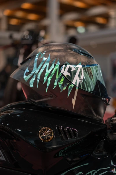 Nahaufnahme eines schwarzen Motorrads mit Helm auf der Motorradwelt 2026