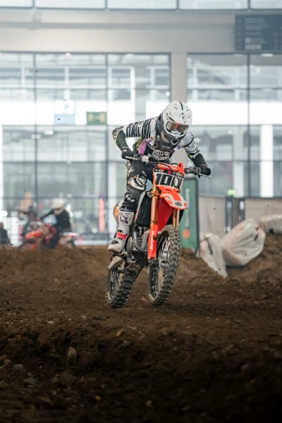 Motorradfahrer auf KTM beim Sprung im Indoor-Bereich der Motorradwelt 2026