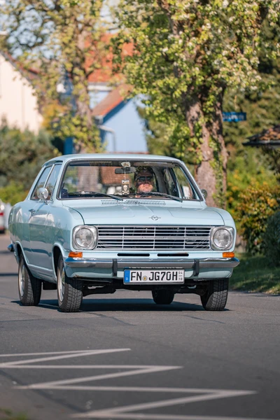 Blaue Opel-Limousine f&auml;hrt auf einer Stra&szlig;e in Wasserburg 2026