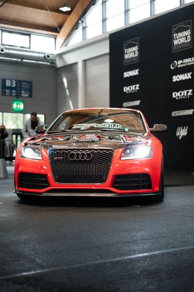 Rote Audi RS7 Limousine mit modifiziertem Look auf der Tuning World Bodensee 2026