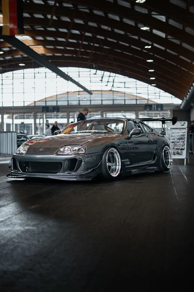 Grauer Toyota Supra mit modifiziertem Fahrwerk auf der Tuning World Bodensee 2026