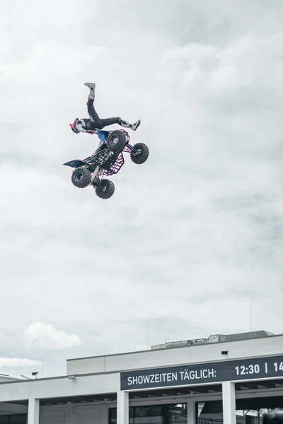Quadspringer zeigt spektakul&auml;ren Sprung bei Tuning World Bodensee 2026