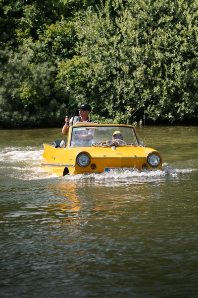 Gelbes Amphibienfahrzeug f&auml;hrt auf einem Gew&auml;sser bei der Klassikwelt Bodensee 2026.