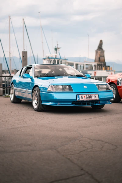 Blaue Sportwagen mit hellen Felgen auf der Lindau-Klassik Rallye