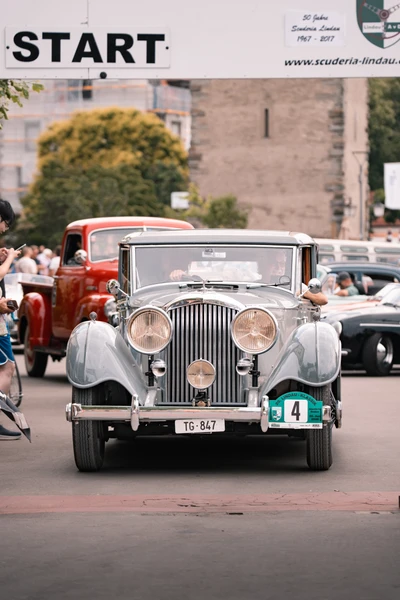 Oldtimer bei der Lindau-Klassik Rallye am Startbogen