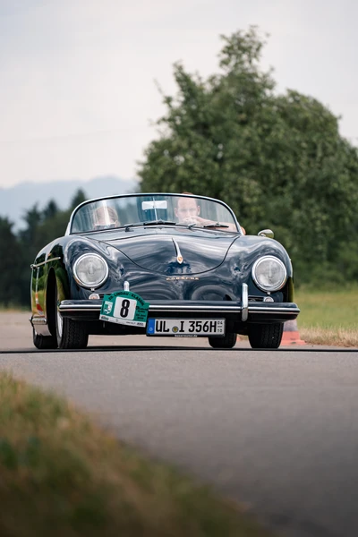 Porsche 356 bei der Lindau-Klassik Rallye auf einer Landstra&szlig;e