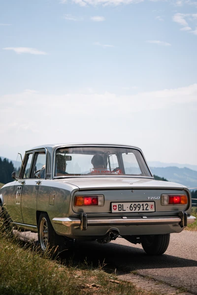 Klassisches Auto auf einer Landstra&szlig;e bei der Lindau-Klassik Rallye