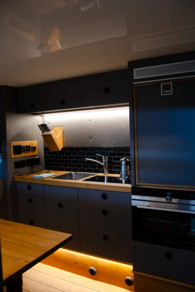 Moderne K&uuml;chenzeile mit Holz- und Metallelementen, Adventure Southside 2025