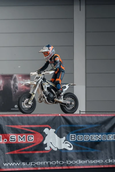 Motorradfahrer springt auf einer Rampenfl&auml;che w&auml;hrend der Motorradwelt 2026