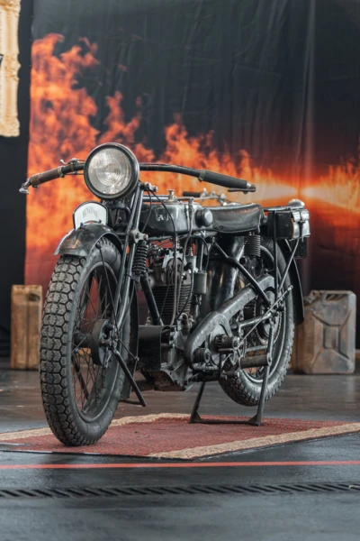 Oldtimer-Motorrad auf Teppich vor Feuerhintergrund auf Motorradwelt 2026
