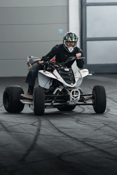 Motorradfahrer auf Quad-Rennmaschine bei der Motorradwelt 2026 Messe