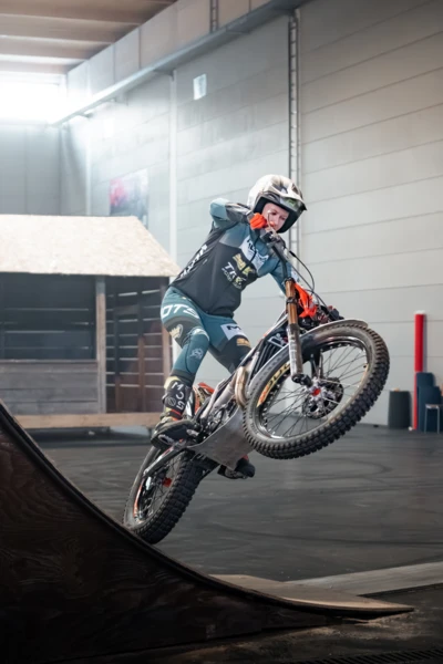 Person f&auml;hrt Trialmotorcross auf einer Rampe in der Motorradwelt 2026 Messe